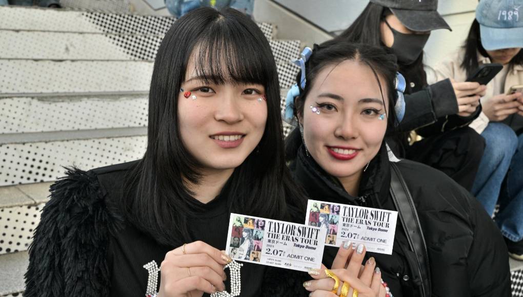 “Escucho sus canciones desde que estoy en la escuela”, dice Saya Matsuo, un japonés de 25 años. “Es la primera vez que la voy a ver en concierto y estoy superemocionado”, cuenta.