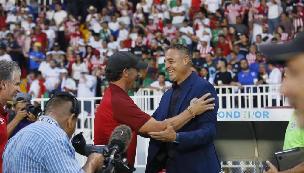 El cariñoso saludo entre Pedro Troglio y Hernán ‘La Tota’ Medina antes del inicio del partido.