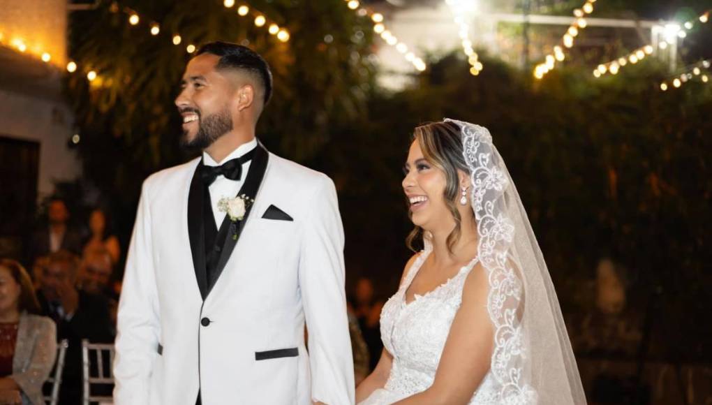 “Y vivieron felices para siempre”, fue el mensaje que colgó Lesvin Medina en sus redes sociales junto a su esposa, Jennifer.