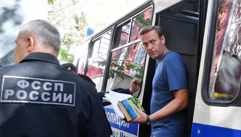 Este hombre alto y rubio de penetrantes ojos azules, de 47 años, apareció delgado y envejecido durante las retransmisiones a distancia de las últimas audiencias en las que estaba implicado, la única manera de verlo.