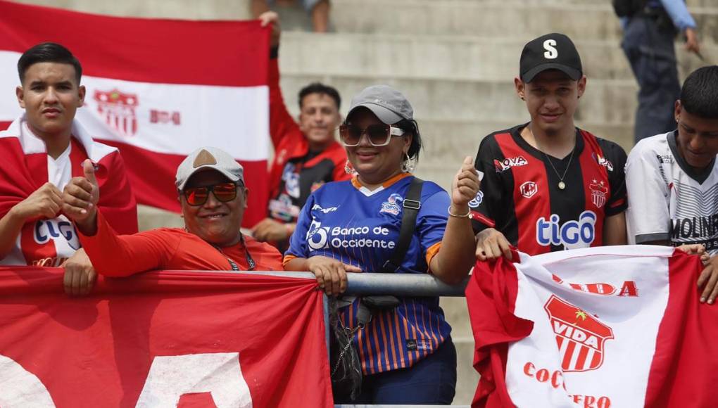 Bellas chicas y ambientazo en la vuelta del UPN-Vida: gran recibimiento al Rojo