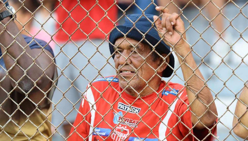 Los aficionados del Vida sufrieron con la derrota frente al Motagua.