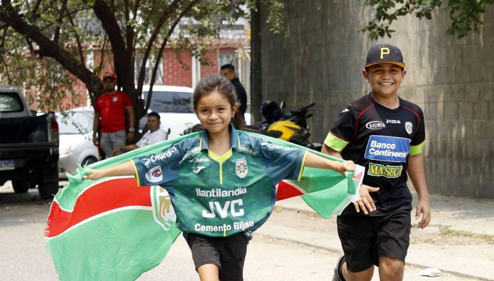 Estos niños aficionados del Marathón ya viven la previa del partido de la Gran Final.