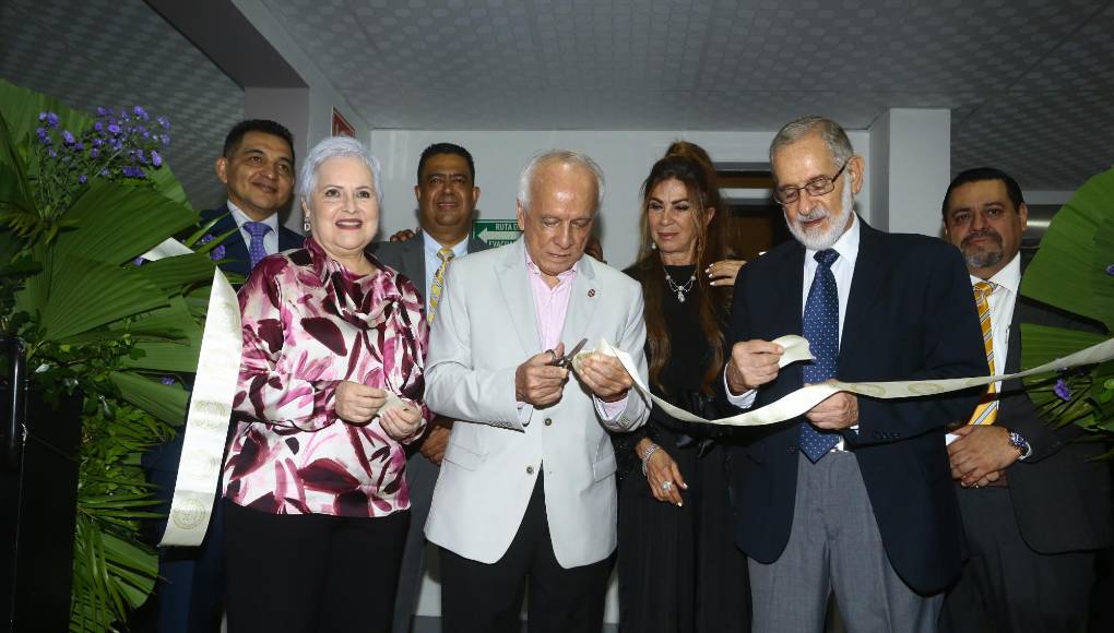 Julio Escoto, director del BCH, durante el corte de cinta inaugural de la exposición temporal Sentimientos y Colores 2024