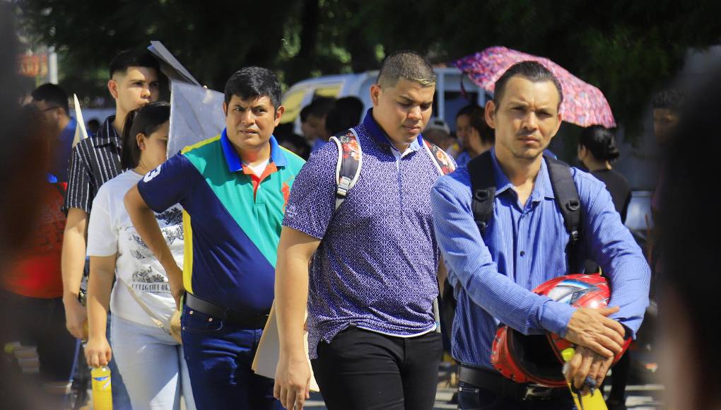 Hombres y mujeres jóvenes participaron en la feria de empleo.