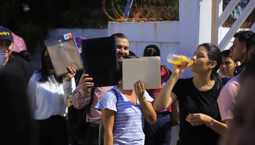 Cada solicitante dejó un promedio de tres currículos, aunque hubo quienes aplicaron a todas las empresas esperando aumentar sus posibilidades de ser seleccionados.