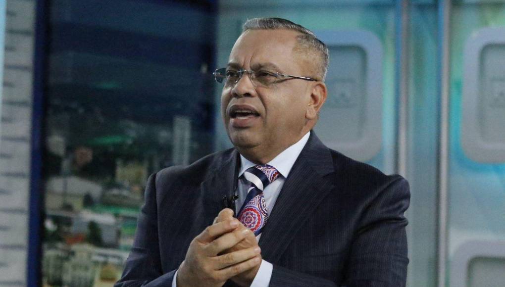 El propietario del canal Hable Como Habla (HCH), abordado por periodistas, mencionó que está reflexionando su decisión y que necesitará un tiempo para tener una respuesta clara a dicha petición. 