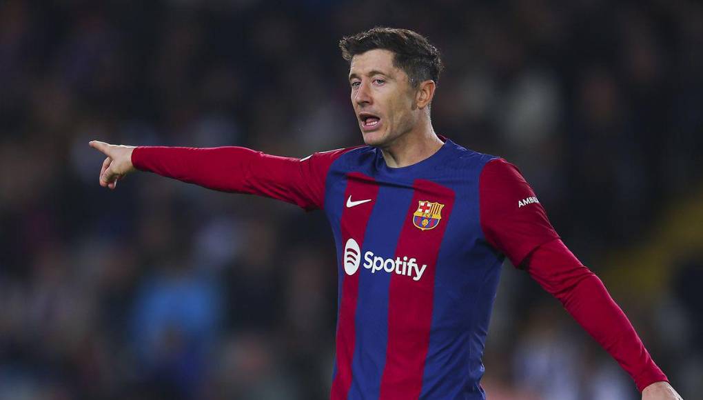<b>Robert Lewandowski como referencia en el ataque del Barcelona.</b>