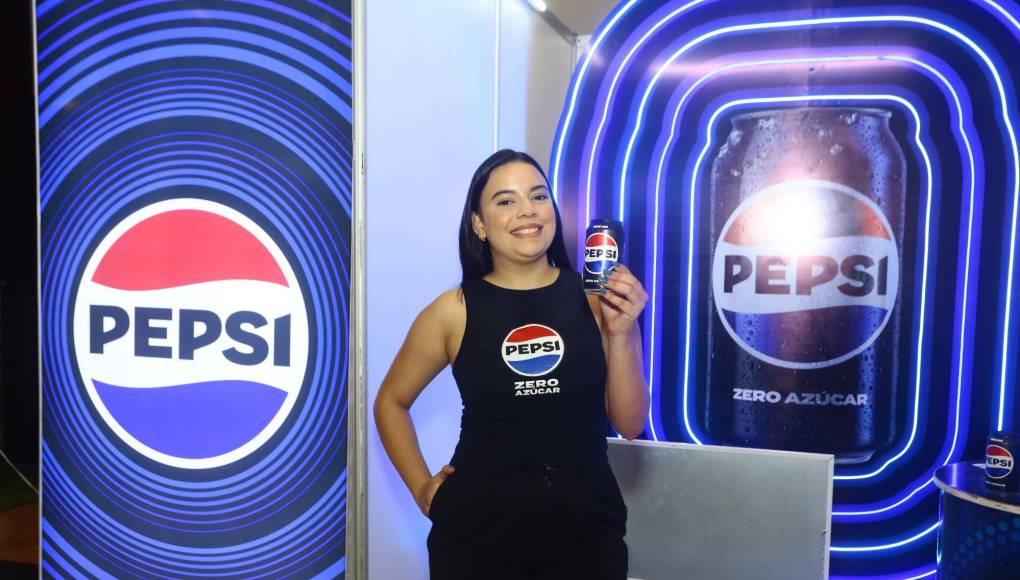 Larissa Borjas, de Pepsi, tiene varios refrescos para regalar a los asistentes de la Expo Buen Provecho.