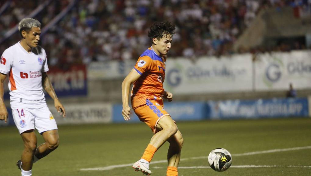 El joven delantero de la UPN, Jefryn Macías, es pretendido por el Motagua y pronto empezarían a negociar su fichaje. El Ciclón protagonizará una pelea con su archirrival, pues también el Olimpia se ha mostrado interesado en el jugador.