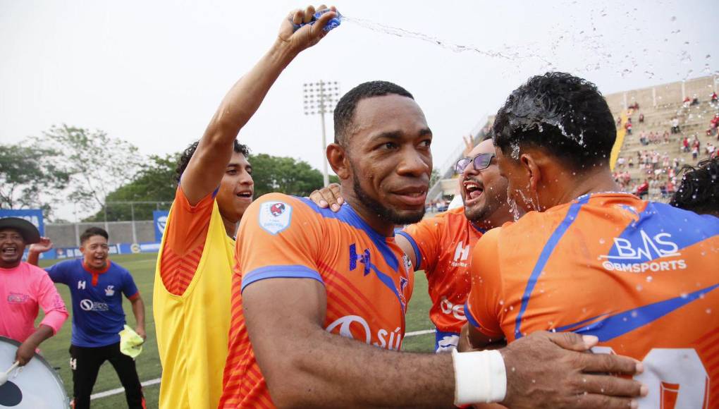 Entre ‘baños’ de agua y alegría, fueron algunas de las sensaciones de los futbolistas de la UPNFM. 