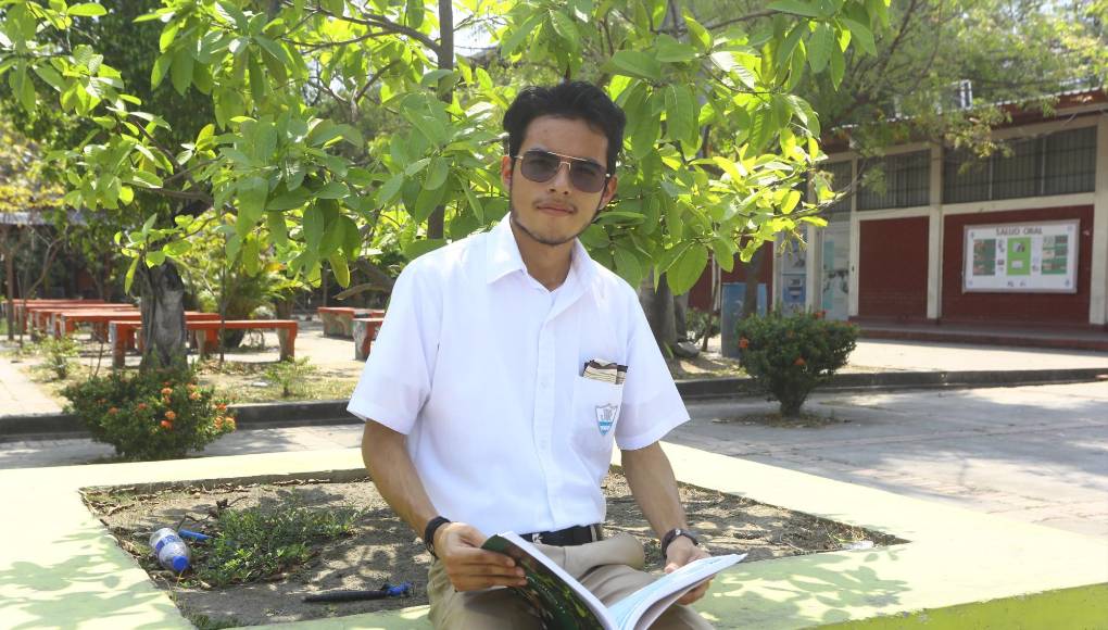 El joven infomático compartió que su clase favorita es Matemáticas y recomendó a sus compañeros estudiar con perseverancia para lograr sus metas y ser un estudiante destacado.