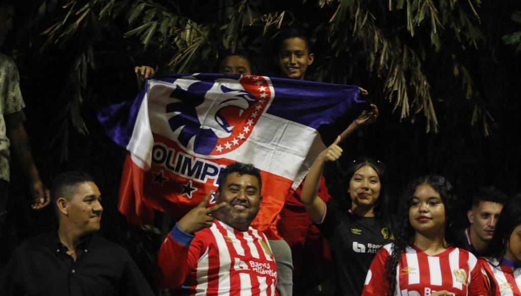 Aficionados de todas las edades se hicieron presentes para realizar el famoso banderazo antes del gran choque. 