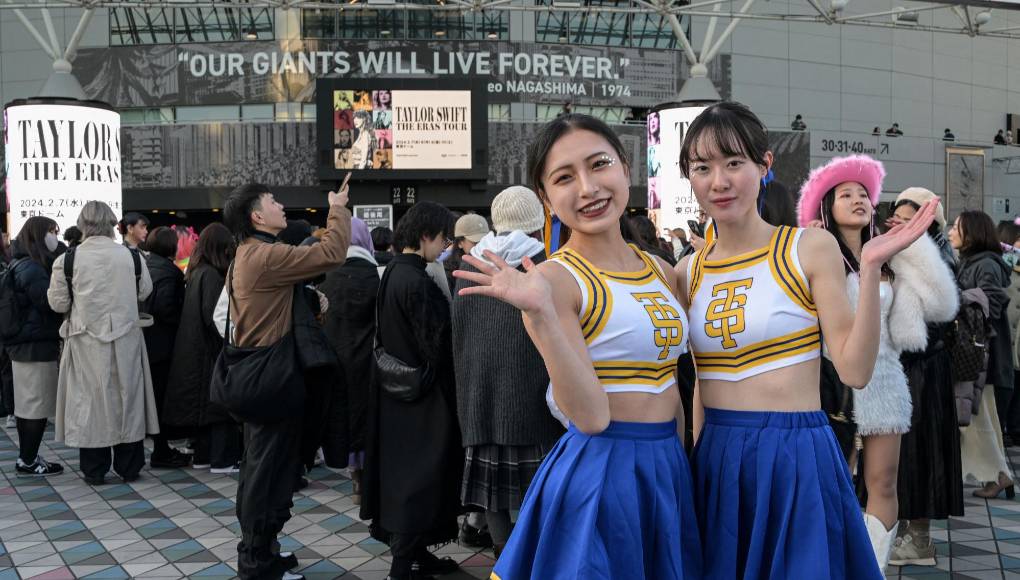 Muchas de sus seguidoras, con minifaldas y camisetas con las iniciales “TS”, se fotografiaban delante del estadio, antes de este concierto que algunos esperaban desde hace años.
