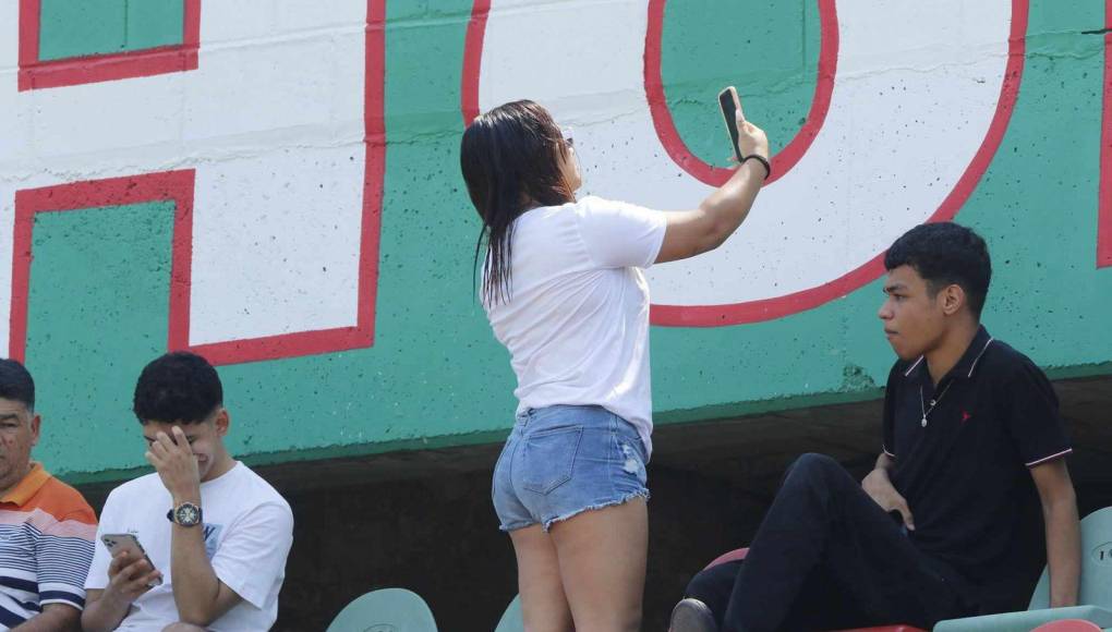 ¡Una selfie pal’ recuerdo! . Esta aficionada disfruta del ambiente en el estadio Yankel Rosenthal.