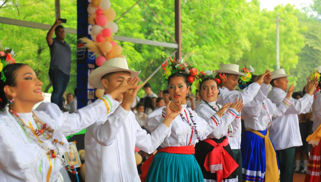 Los chicos nos se quedaron atrás, ellos también hicieron lo propio en sus bailes y como acompañantes de las bellas bailarinas. 