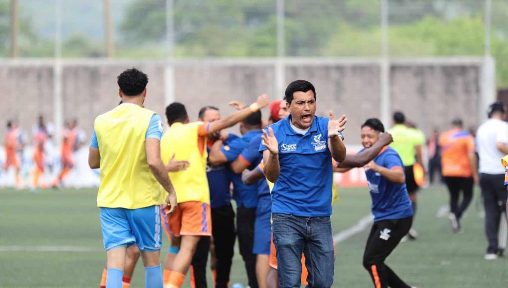 La banca mostró su euforia, ya que ese resultado los estaba salvando del descenso. 