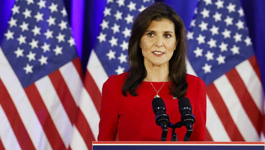 De su paso como gobernadora en Carolina del Sur le gusta declarar su tesón en implementar las agendas más queridas del republicanismo: la bajada de impuestos y el férreo control migratorio, y en sus últimos mítines también lanzó dardos contra las identidades de género, criticando por ejemplo que los niños pasen en la escuela más tiempo aprendiendo los nuevos ‘pronombres fluidos’ que el mapa de su país.