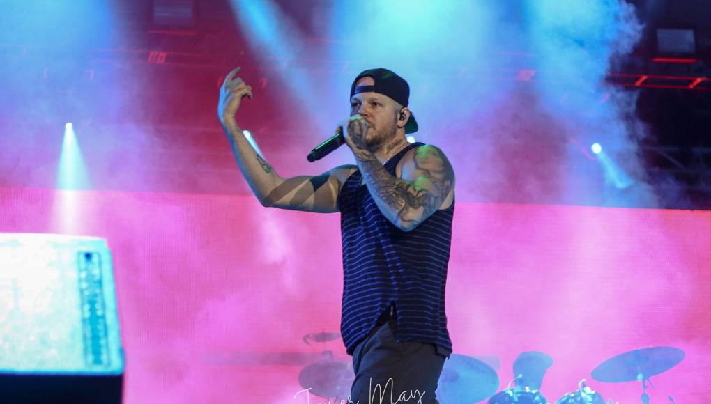 El primer álbum solista de Residente, homónimo a su nombre artístico, fue lanzado en 2017. creado luego de que una prueba de ADN reveló que tiene raíces de distintas partes del mundo, lo que le inspiró para visitar tales lugares y grabar con los artistas locales. Las canciones fueron grabadas en Armenia, Burkina Faso, China, Francia, Ghana, Níger y Rusia y producida por <i>Electric Lady Studios</i>, en Nueva York