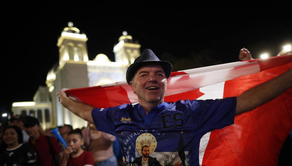 El presidente de El <b>Salvador</b>, Nayib Bukele, aseguró el domingo que ganó la reelección con más del 85% de los votos y que arrasó con casi la totalidad del Congreso.