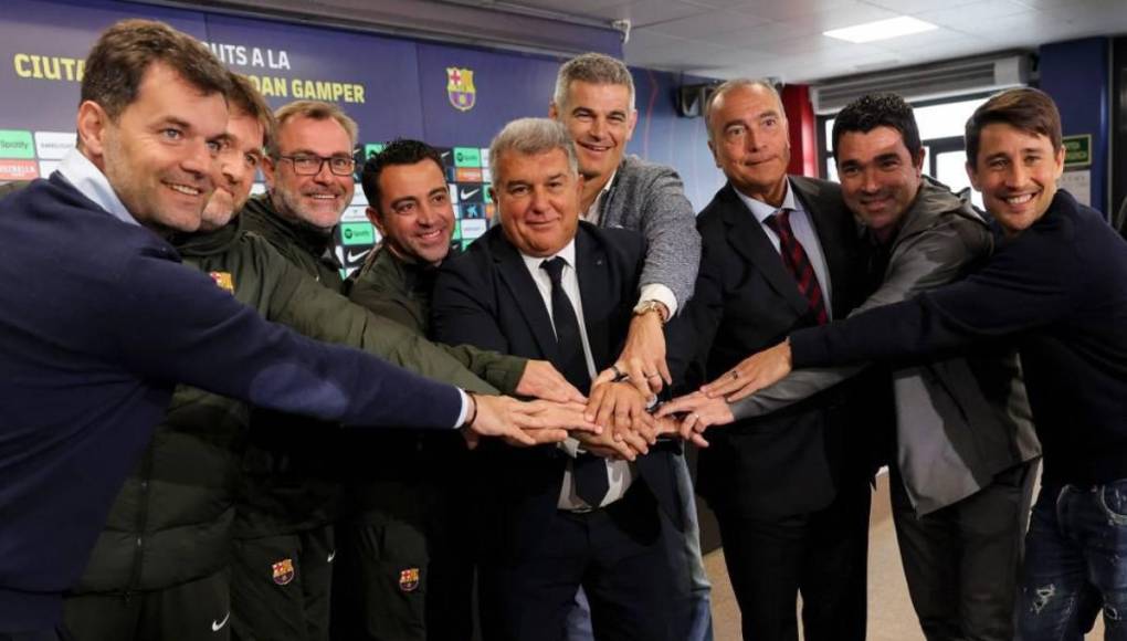 “Apostar por la estabilidad es fundamental para los proyectos”, indicó de su lado un satisfecho <b>Laporta</b> que calificó de “muy buena noticia” la continuidad de Xavi, de quien dijo que cuenta con toda su “confianza”. 