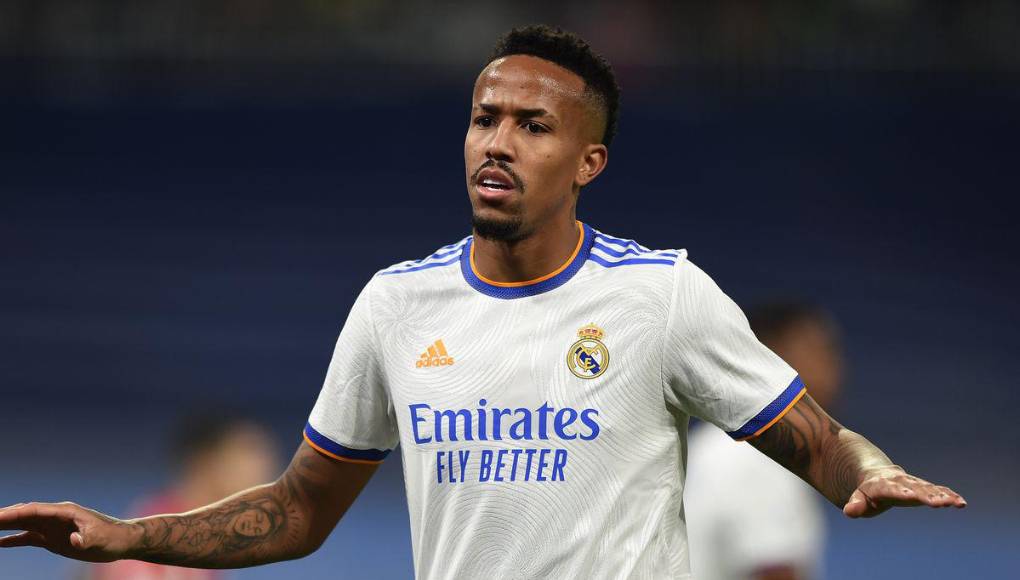 DEFENSA: Eder Militao fue suplente contra Manchester City y está apto para reaparecer en el 11 titular como zaguero central.