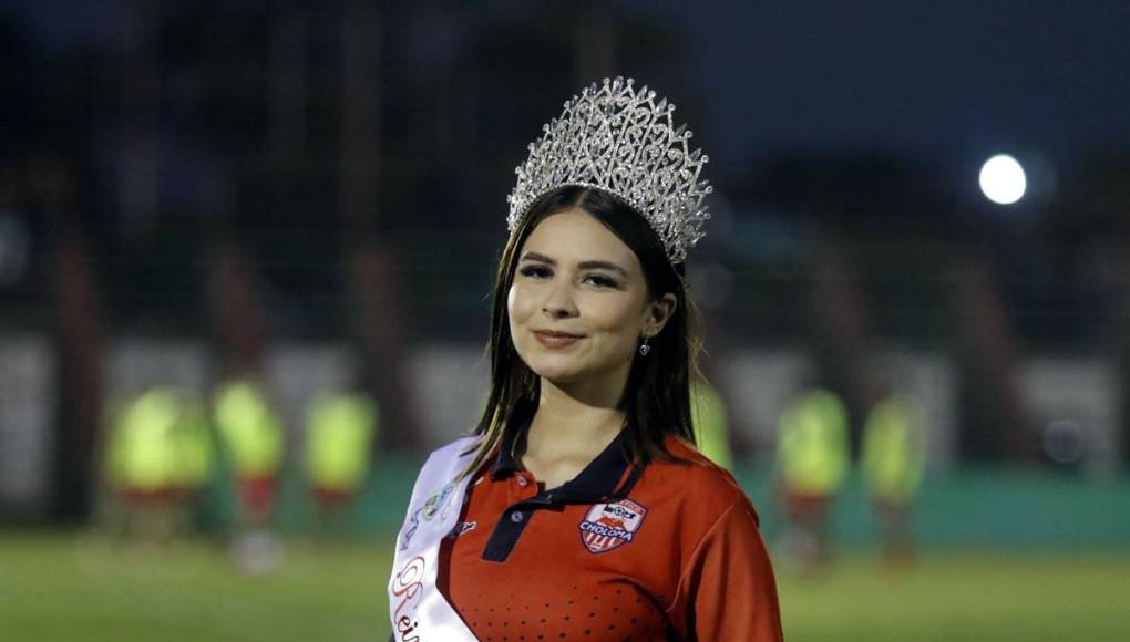 ¡Qué bellezas! Ella es la hermosa Reina del Carnaval de Choloma que adornó el inicio de la Liga de Ascenso en el estadio Rubén Deras.