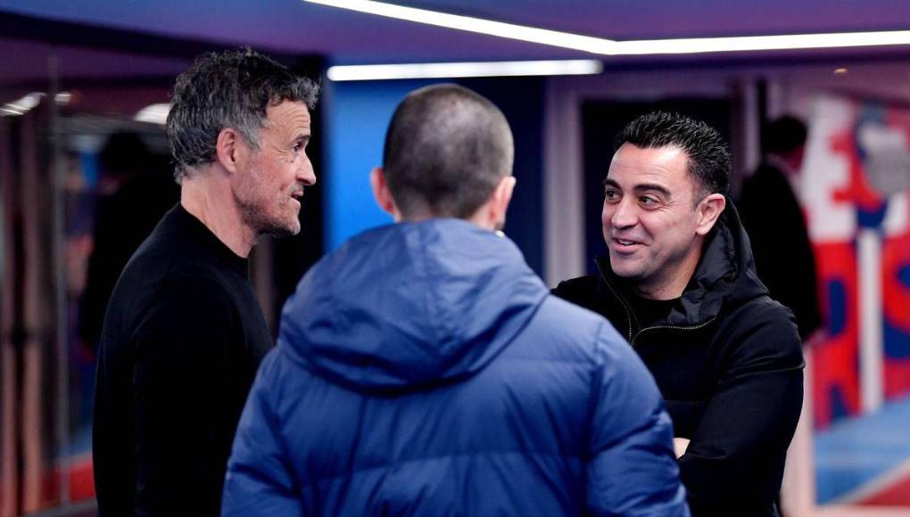 “Pelopo”, le grita Luis Enrique a Xavi. “¡Qué agresividad! ¡Qué agresividad!”, le contesta el catalán. “¿Qué dices agresividad? Ya sabes cómo soy. ¿Cómo estás?”, le dice al técnico del PSG. “Bien, ahora mejor”, responde el del Barcelona. Además, el exseleccionador bromeaba por la comparecencia de ambos del martes. “¿Vas a contestar hoy?”.