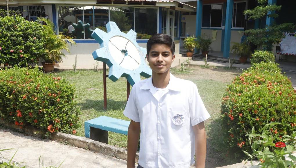 Cerros destacó que su clase favorita es Química y que dedica este triunfo estudiantil a sus dos padres de familia quienes lo han apoyado incanzablemente.