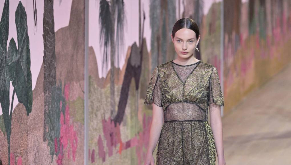 Diosas griegas y simplicidad en el desfile alta costura de Dior