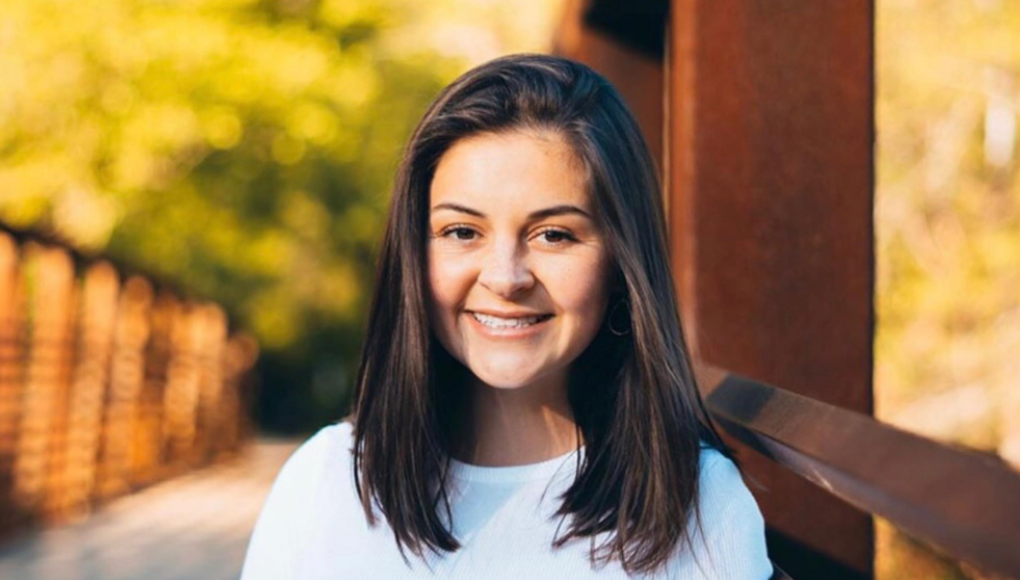 El cuerpo de la joven de 22 años de edad fue encontrado en una zona boscosa el jueves por la tarde luego de que una de sus amigas reportara a la policía su desaparición tras salir a correr por la mañana.