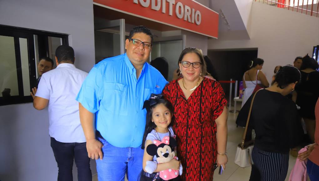 Carlos Pagoada, Leah y Fabiola Lagos