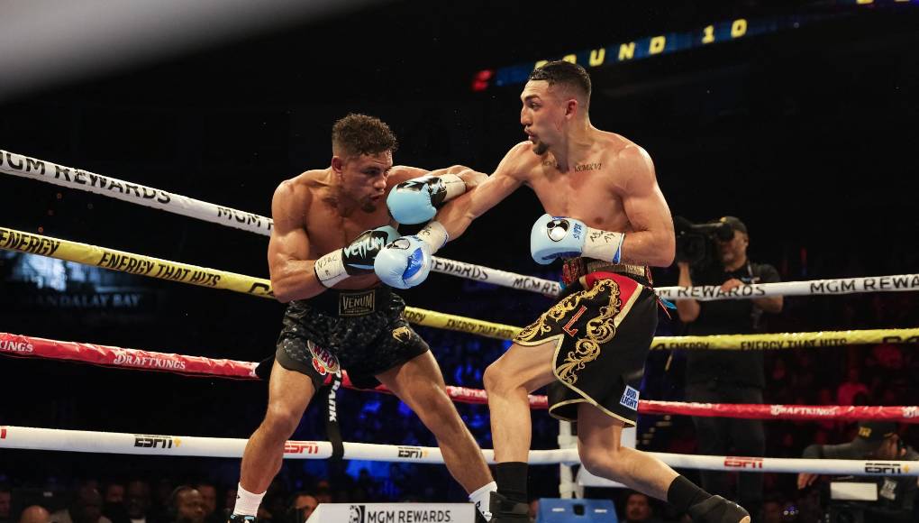 En el primer round, Teófimo López tuvo la iniciativa y conectó un par de golpes, pero Ortiz también le pegó al hondureño.