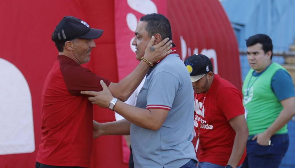 El cariñoso saludo entre Pedro Troglio y Jhon Jairo López antes del inicio del partido.