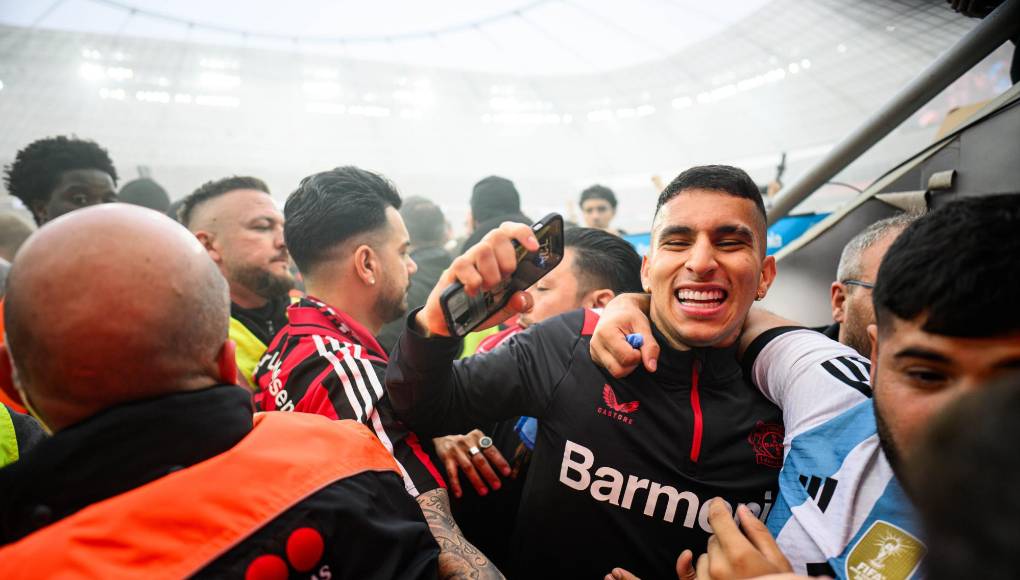 El <b>Leverkusen</b> logró matemáticamente su primer título de campeón de la Bundesliga, terminando de la mano con la hegemonía del Bayern Múnich, ganador de las once anteriores ediciones.
