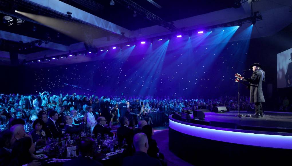 La gala repleta de estrellas en Los Ángeles es una tradición anual previa a los Grammy de MusiCares, el ala caritativa de la organizadora Academia de la Grabación que recauda dinero para ayudar a los músicos necesitados. Los homenajeados anteriores incluyen a la cantante country Dolly Parton y al ícono del folk Joni Mitchell, así como a Bruce Springsteen y Paul McCartney.