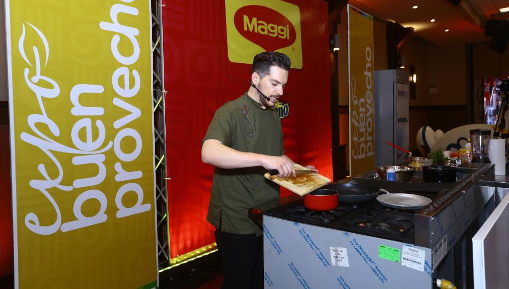 El chef Gustavo Fernández preparó unas deliciosas enchiladas con pollo, salsa blanca y chile.