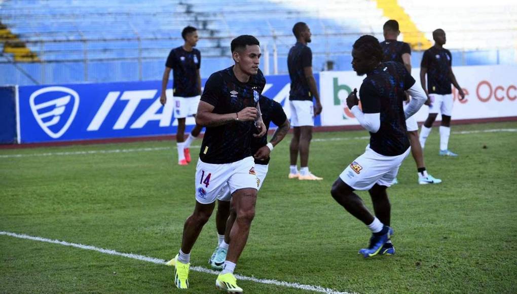 Andy Nájar realizando el calentamiento en un estadio que conoce bien ya que ha jugado allí con la Selección de Honduras.