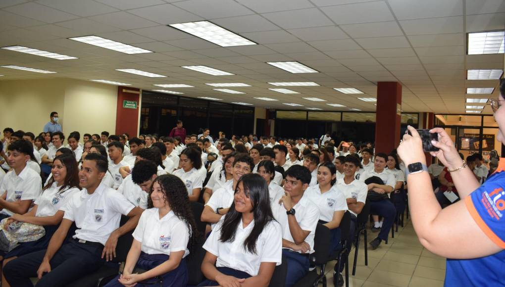 Estudiantes de los institutos Intae, Unión y esfuerzo, Técnico José Castro López, Instituto Patria, Manuel de Jesús Subirana, José Trinidad Reyes, Franklin Delano Roosevelt, Centro Técnico Hondureño Alemán y el Tecnológico Sampedrano hicieron presencia a la gran Feria Pedagógica.
