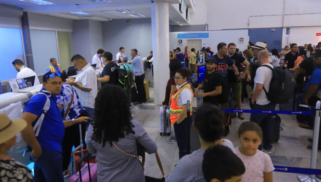 Piden a los viajeros llegar tres horas antes de la salida de su vuelo.
