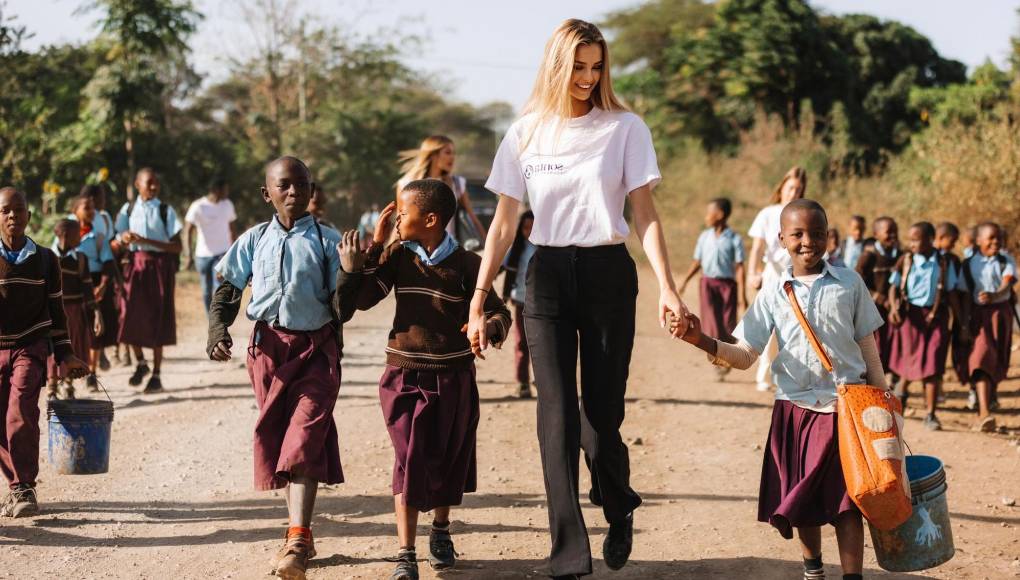 Krystyna no solo destaca por su belleza, sino también por su compromiso con causas sociales. “Su pasión por ayudar a los demás es contagiosa. Siempre está buscando formas de hacer del mundo un lugar mejor”, comenta Tomás Novak, un voluntario que trabaja con ella en proyectos benéficos de su autoría.