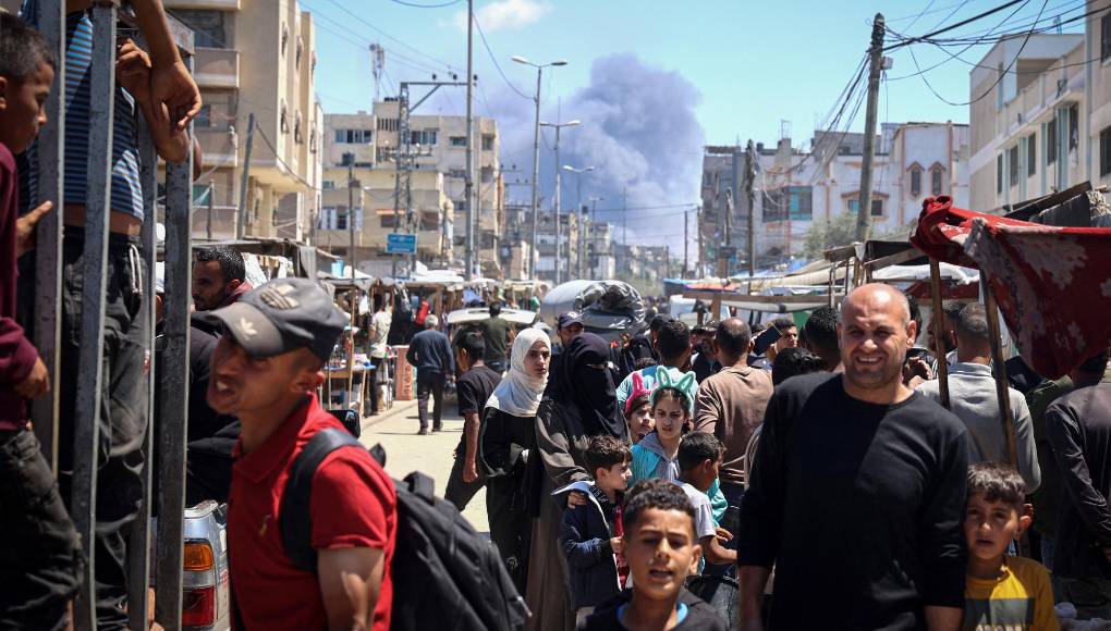 Miles de palestinos se enfrentan a la difícil decisión de abandonar Rafah, en el sur de la Franja de Gaza, tras una noche de intensos bombardeos israelíes y mientras las partes en conflicto retoman las negociaciones indirectas en El Cairo para un alto el fuego.