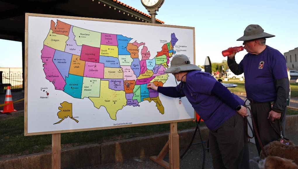 La NASA retransmitirá un video en directo de tres horas de duración desde varios lugares, con imágenes de telescopios y comentarios de expertos.