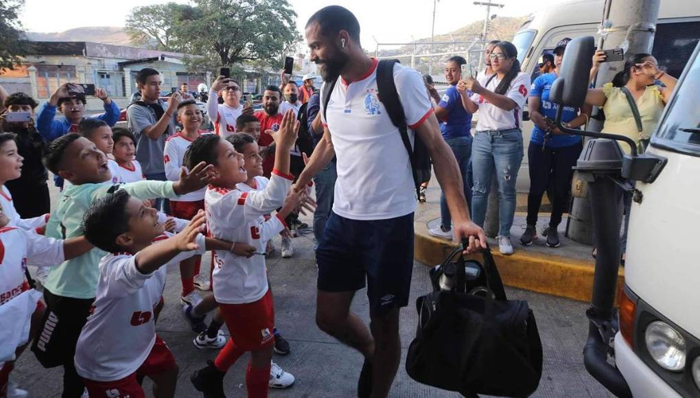 El plantel del Olimpia tuvo un recibimiento especial a su llegada al estadio Nacional Chelato Uclés.