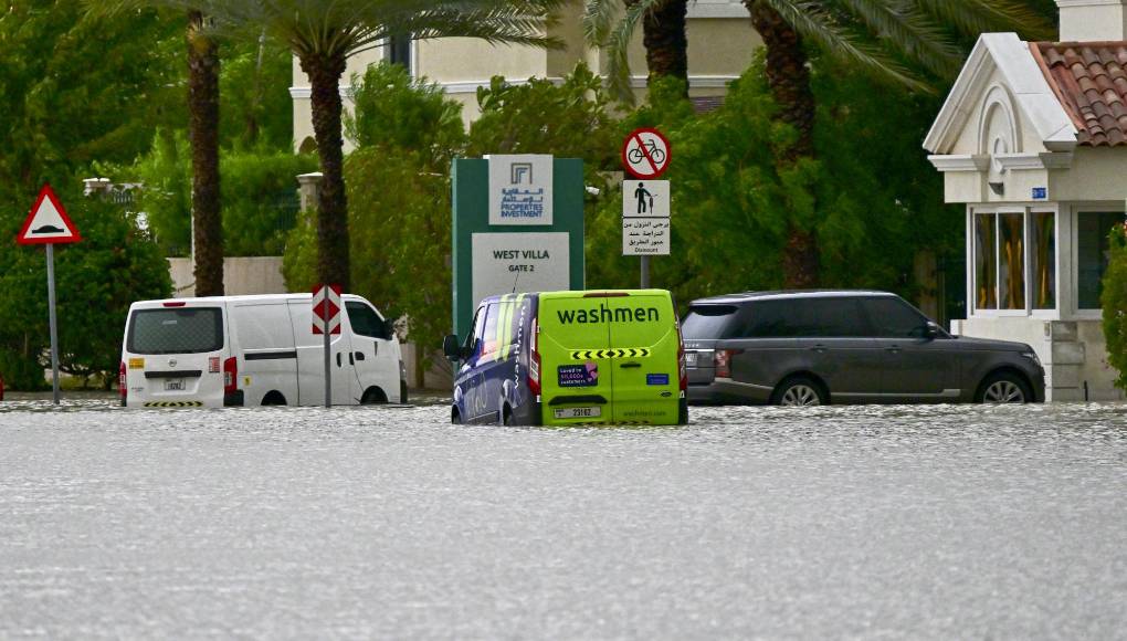 La climatóloga Friederike Otto, especialista en evaluar el papel del cambio climático en fenómenos meteorológicos extremos, indicó a la AFP que es “muy probable” que el calentamiento global empeorara las condiciones de la tormenta. 