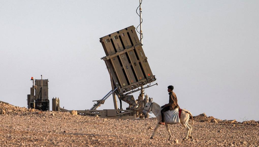 Cada batería de esta “<b>Cúpula</b> de hierro” se compone de tres partes principales: un sistema de detección por radar, una computadora que calcula la trayectoria del cohete entrante y un lanzador que dispara interceptores si el cohete es susceptible de impactar en una zona edificada o estratégica.