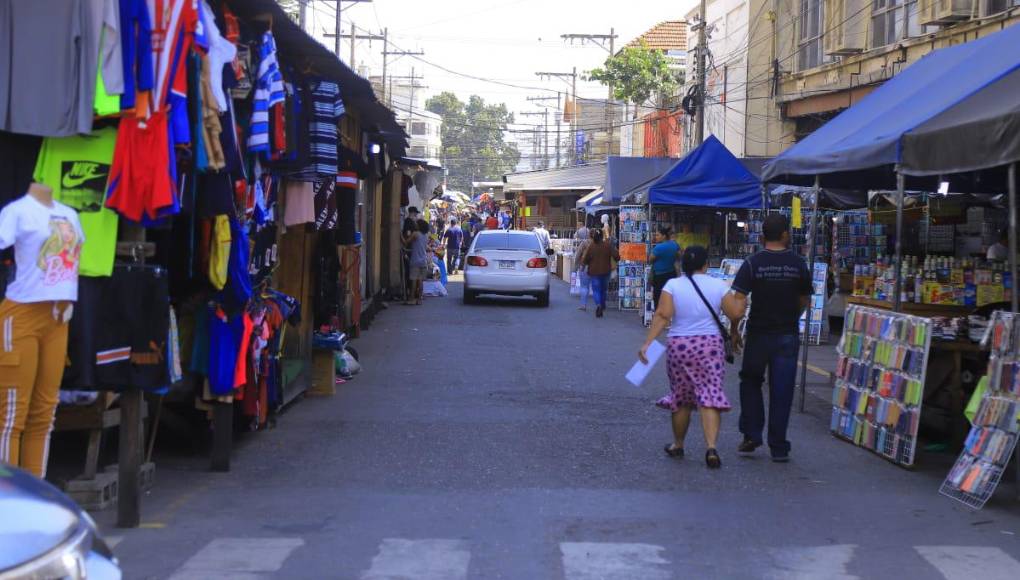 Los vendedores han reaccionado preocupados y algunos molestos pues aseguran que no tienen a donde reubicarlos y no se trata sólo de sacarlos.