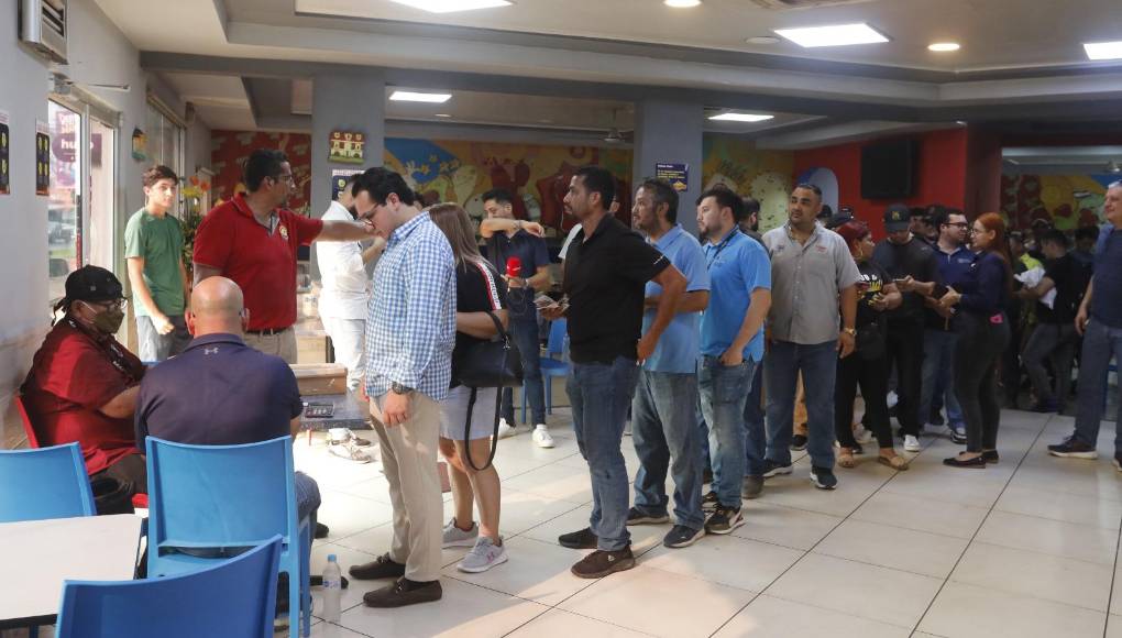 Para ello, los directivos se pusieron manos a la obra y para tener mayor capacidad en el recinto, agregaron graderías para expandir la cantidad de público. 