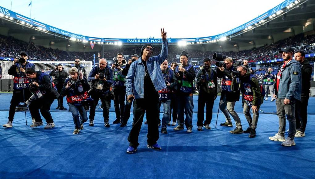 Ronaldinho no se quiso perder el PSG-Barça y estuvo presente en el Parque de los Príncipes.