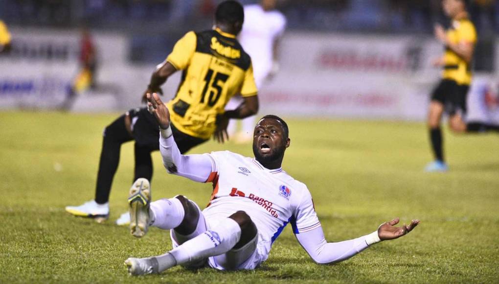 Yustin Arboleda reclama tras recibir una falta de Darlin Mencía, quien recibió tarjeta amarilla.